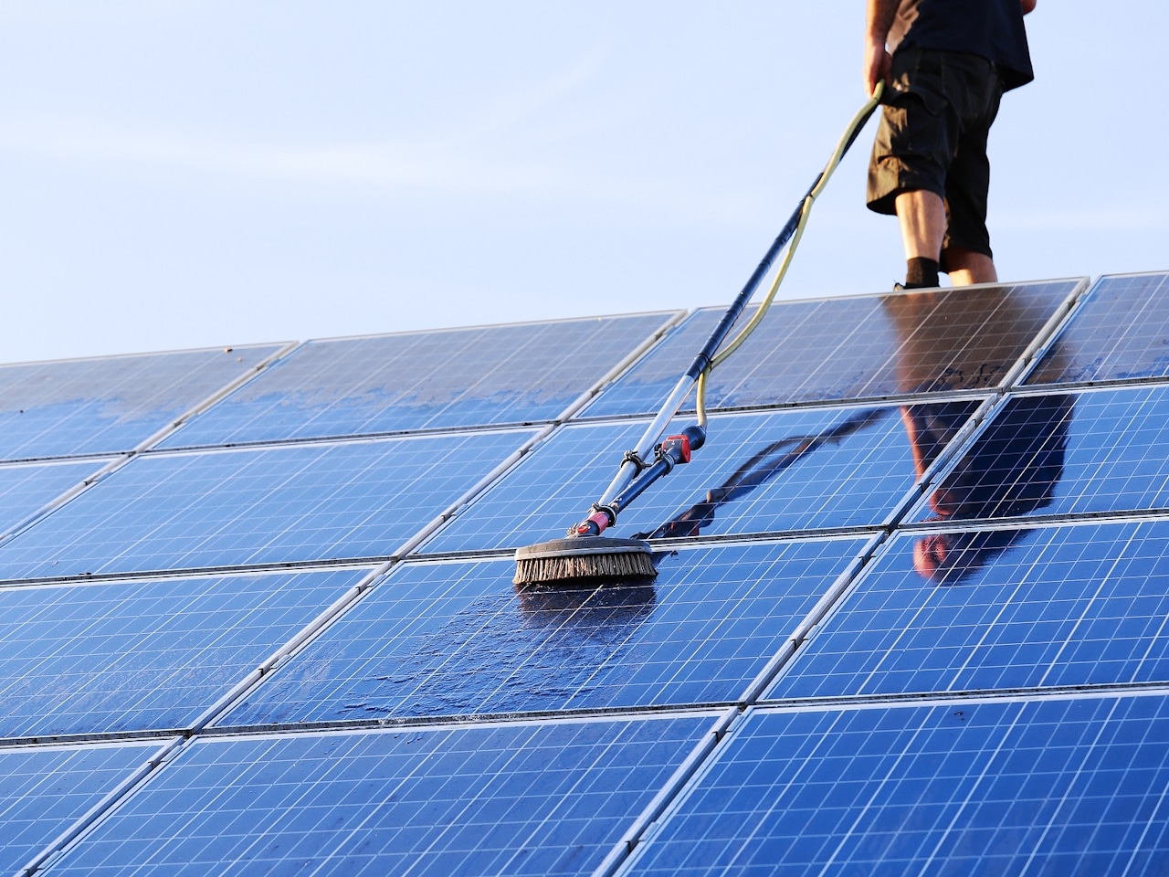 Professionelle Photovoltaik Reinigung von Solarmodulen auf dem Dach für maximale Energieerträge