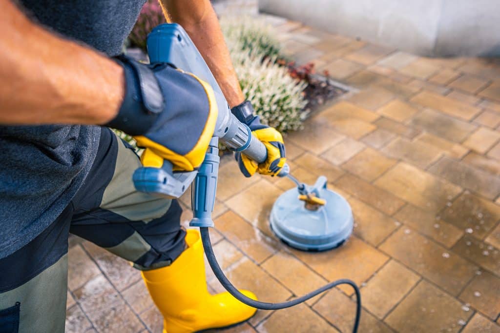 Steinreinigung mit Flächenreiniger auf Terrassenplatten